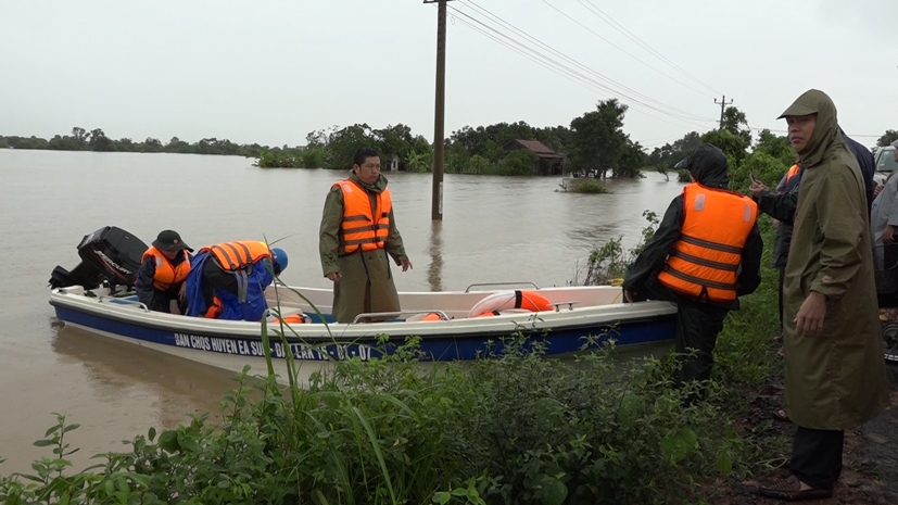 Lực lượng tìm kiếm cứu nạn huyện Ea Súp triển khai biện pháp ứng phó với mưa lũ. 