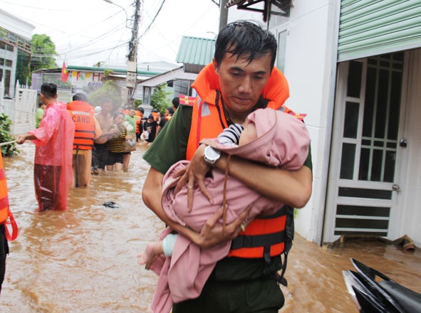 Con gái  7 tháng tuổi của chị  Đỗ Thị Hằng được lực lượng cứu hộ hỗ trợ đưa đến nơi  an toàn. 