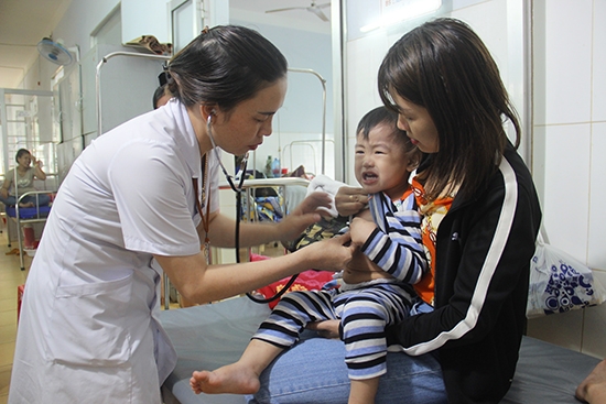 Thăm khám cho bệnh nhân mắc sốt xuất huyết đang điều trị tại Bệnh viện đa khoa huyện Cư M'gar