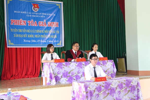 Phiên tòa giả định tuyên truyền Bộ luật Hình sự cho người dân xã Ea Uy (huyện Krông Pắc).  
