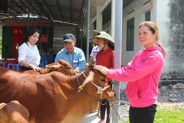 Chủ tịch Hội Liên hiệp Phụ nữ tỉnh Nguyễn Thị Thu Nguyệt (bìa trái) trao bò sinh sản cho hội viên phụ nữ dân tộc thiểu số ở xã Ia R'vê (huyện Ea Súp).