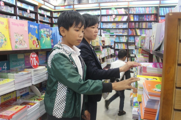 Phụ huynh, học sinh tìm mua sách giáo khoa tại Nhà sách FAHASA Buôn Ma Thuột. 