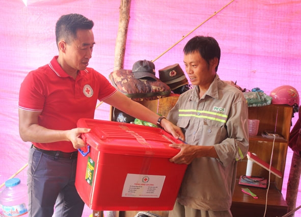 Gia đình anh Đặng Văn Trưởng (thôn 14, xã Ia R’vê) nhận thùng hàng gia đình từ đoàn cứu trợ. 