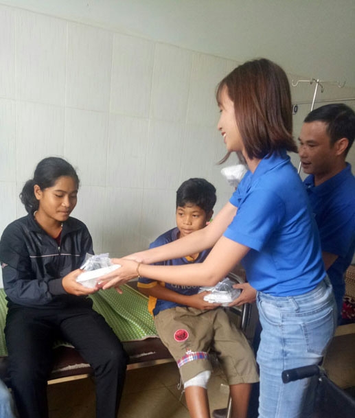 Đoàn viên thanh niên huyện Cư Kuin trao những suất cơm đến tận tay bệnh nhân nghèo.   