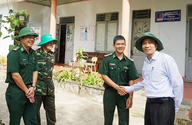 Chủ tịch UBND tỉnh Phạm Ngọc Nghị đến thăm phòng khám quân dân y kết hợp tại buôn Đrăng Phôk.
