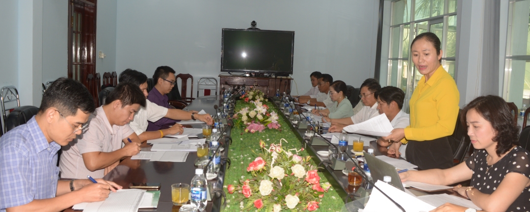 Phó Chủ tịch UBND huyện Krông Pắc Ngô Thị Minh Trinh đề xuất các kiến nghị tại buổi làm việc.