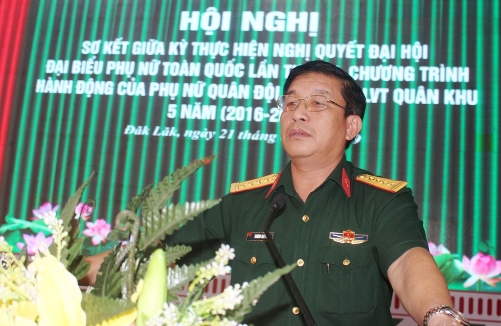 Đại tá Trương Thiên Tô, Phó Chính ủy Quân khu phát biểu tại hội nghị