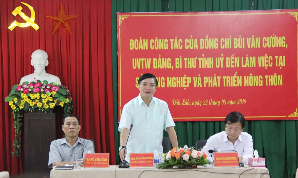 Ủy viên Trung ương Đảng, Bí thư Tỉnh ủy Bùi Văn Cường phát biểu kết luận buổi làm việc
