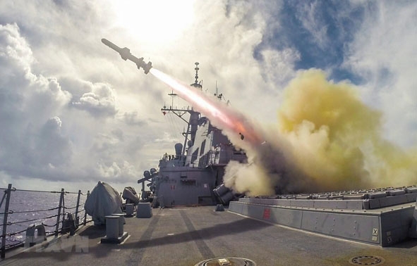 Tên lửa Harpoon được phóng từ tàu khu trục USS Fitzgerald của Mỹ trong cuộc tập trận bắn đạn thật trên biển  gần Guam. (Ảnh: AFP/TTXVN)