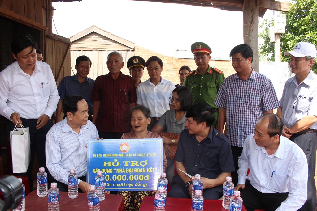 Đoàn công tác thăm hỏi, chuyện trò và tặng quà gia đình bà Ngân Thị Lương