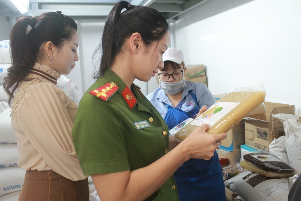 Đoàn kiểm tra liên ngành tuyến tỉnh kiểm tra nguyên liệu sản xuất bánh tại một cơ sở trên địa bàn tỉnh dịp Tết Trung thu 2018.
