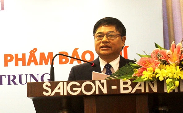 Phó Bí thư Thường trực Tỉnh ủy Phạm Minh Tấn  phát biểu chào mừng hội thảo. 