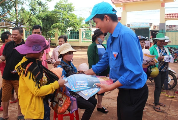 Đoàn viên thanh niên phát tờ rơi tuyên truyền an toàn giao thông cho người dân xã Ea Hiao, huyện Ea H'leo.    