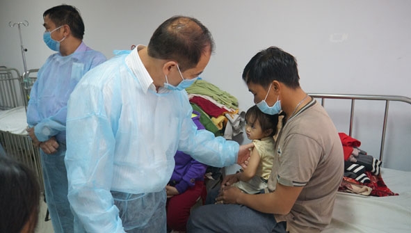 Cục trưởng Cục Y tế dự phòng Trần Đắc Phu thăm bệnh nhân dương tính bệnh bạch hầu đang điều trị cách ly  tại Bệnh viện Đa khoa vùng Tây Nguyên.