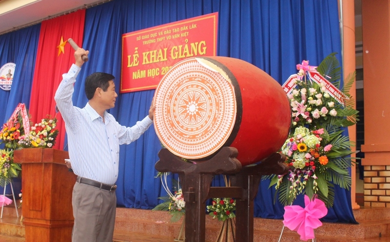 Lãnh đạo Huyện ủy Ea H'leo đánh trống khai giảng năm học mới. 