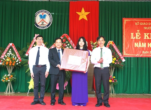 Phó Chủ tịch Thường trực HĐND tỉnh Trần Vĩnh Cảnh tặng quà cho tập thể Trường THPT Buôn Đôn.