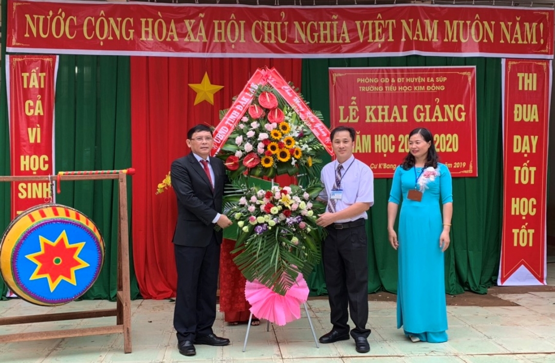 Phó Chủ tịch Thường trực UBND tỉnh Nguyễn Tuấn Hà trao quà động viên giáo viên, học sinh nhà trường nhân dịp năm học mới