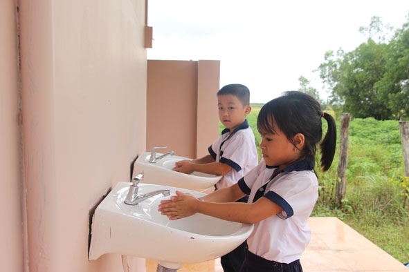 Học sinh Trường Tiểu học  và THCS  Chu Văn An  đã được  sử dụng  hệ thống nước sạch. 