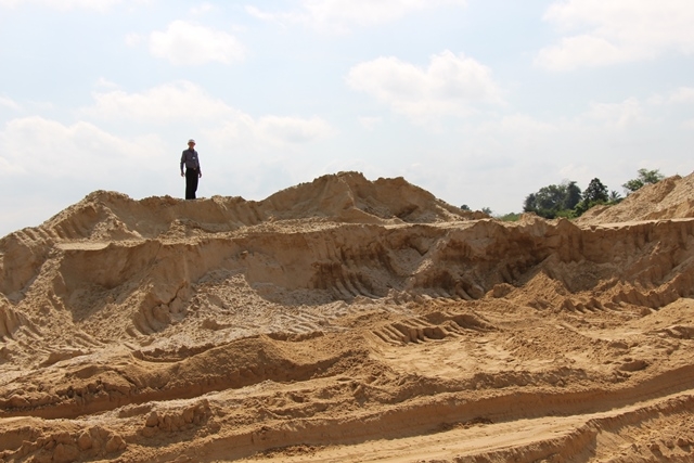 Cán bộ ngành Thuế kiểm tra thực tế tại một cơ sở khai thác cát ở huyện Krông Pắc