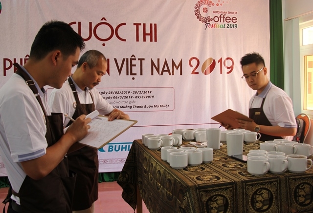 Các chuyên gia thử nếm cupping cà phê tại Cuộc thi Cà phê đặc sản Việt Nam 2019