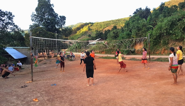 Sân bóng chuyền của thanh thiếu niên Hmông ở thôn Cư Rang, xã Cư Pui.