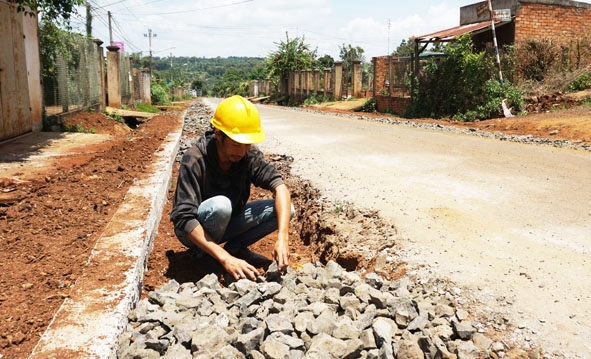 Một con đường nội thị thị xã Buôn Hồ đang được cải tạo, nâng cấp. 