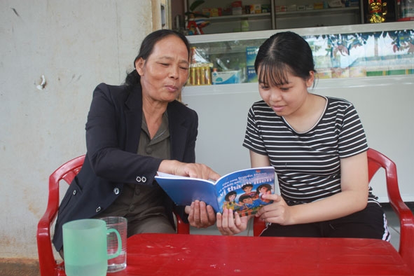 Em Nguyễn Thị Thanh Tâm (buôn Jù, xã Ea Tu) tìm hiểu kiến thức về  giới tính.    