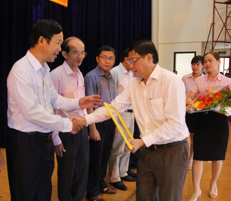 Phỏ Chủ tịch Thường trực UBND tỉnh Nguyễn Tuấn Hà tặng Bằng khen co các cá nhân có thành tích xuất sắc trong thực hiện Chỉ thị 40
