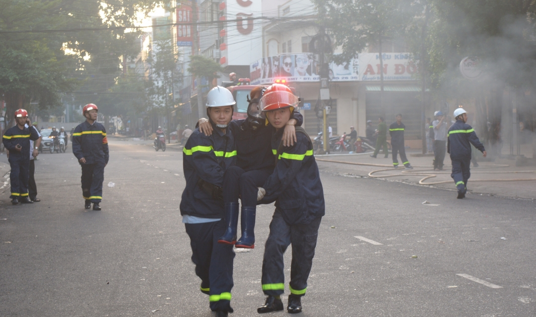 Lực lượng cứu hỏa hỗ trợ, di chuyển người bị nạn cấp cứu.