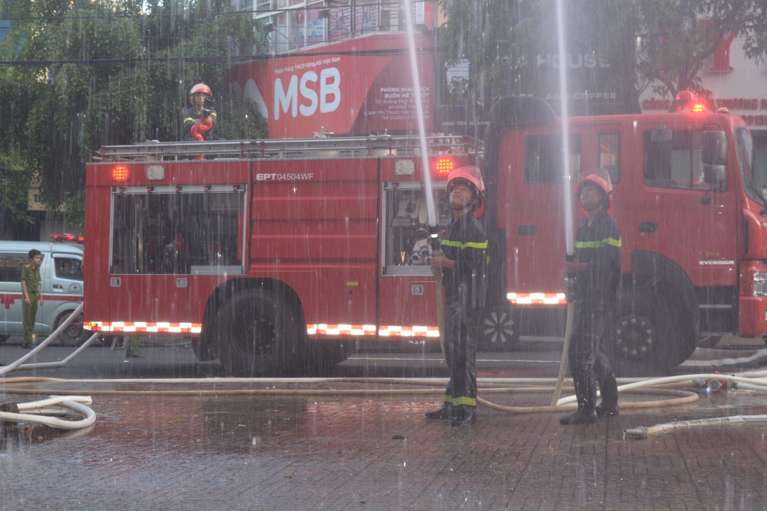 Lính cứu hỏa chuyên nghiệp sử dụng lăng vòi dập tắt đám cháy