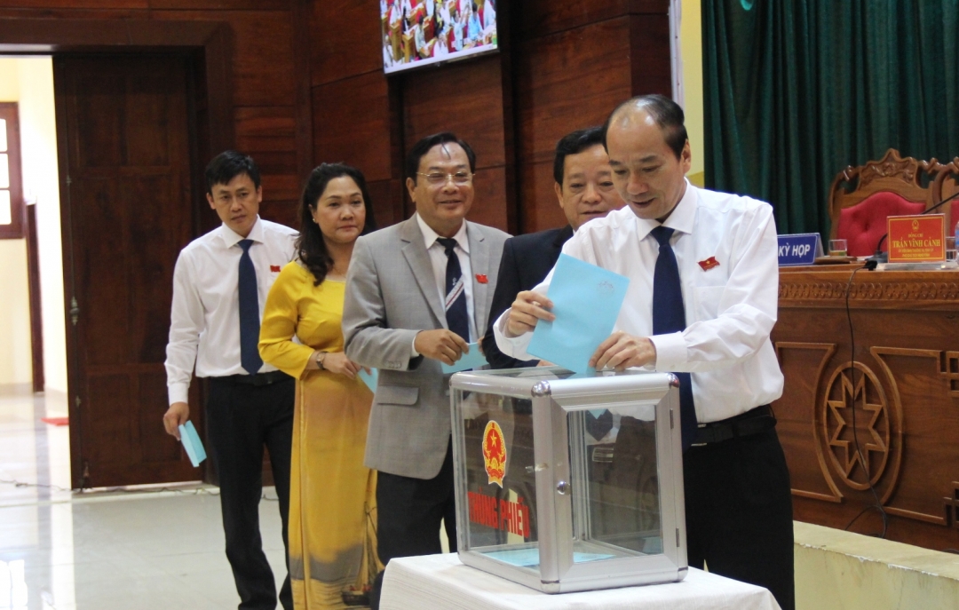 Chủ tich jUBND tỉnh Phạm Ngọc Nghị cùng các thành viên HĐND tỉnh bỏ phiếu 