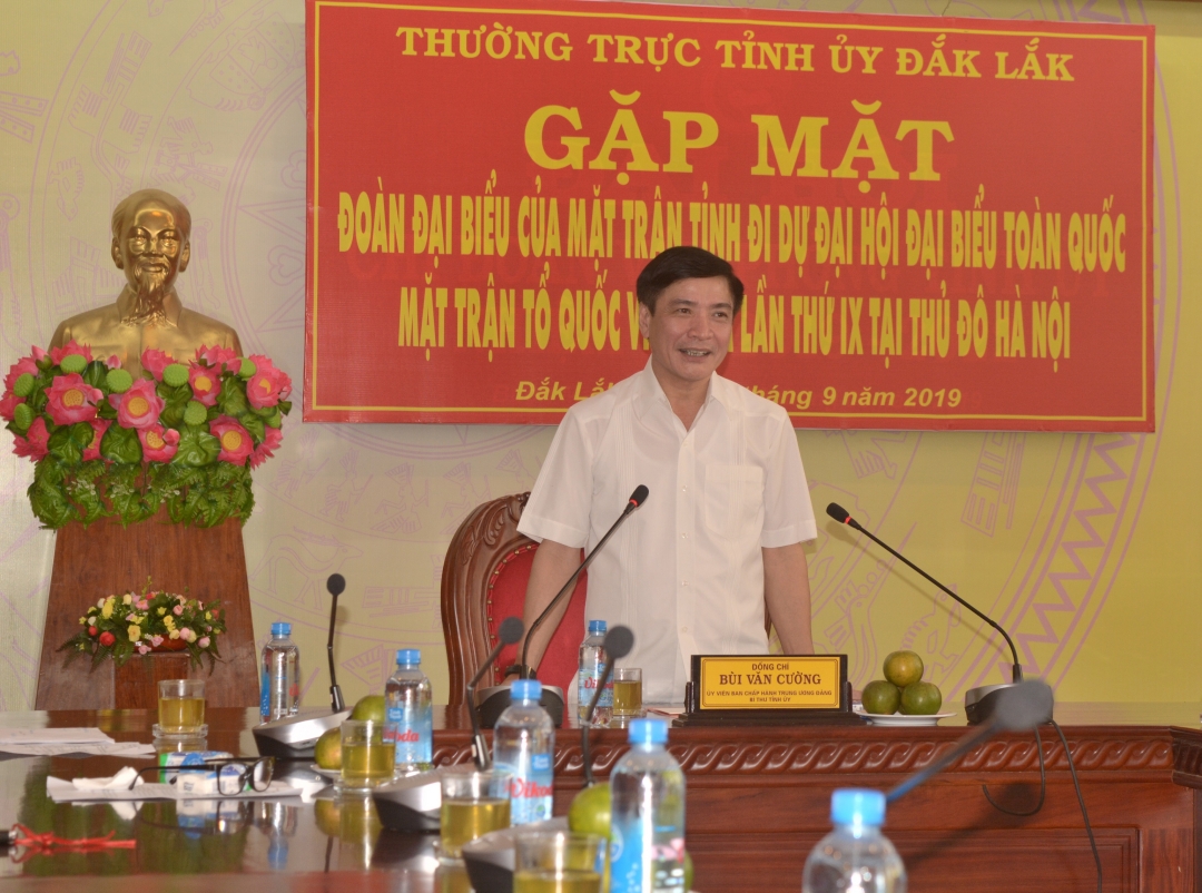 Đồng chí Bùi Văn Cường, Ủy viên Trung ương Đảng, Bí thư Tỉnh ủy phát biểu tại buổi gặp mặt.