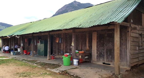 Dãy nhà ở nội trú của giáo viên Trường Tiểu học Yang Hăn (xã Cư Đrăm) hiện đã xuống cấp. 