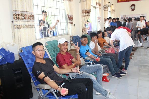 Đoàn viên thanh niên huyện M’Đrắk tham gia hiến máu nhân đạo.  