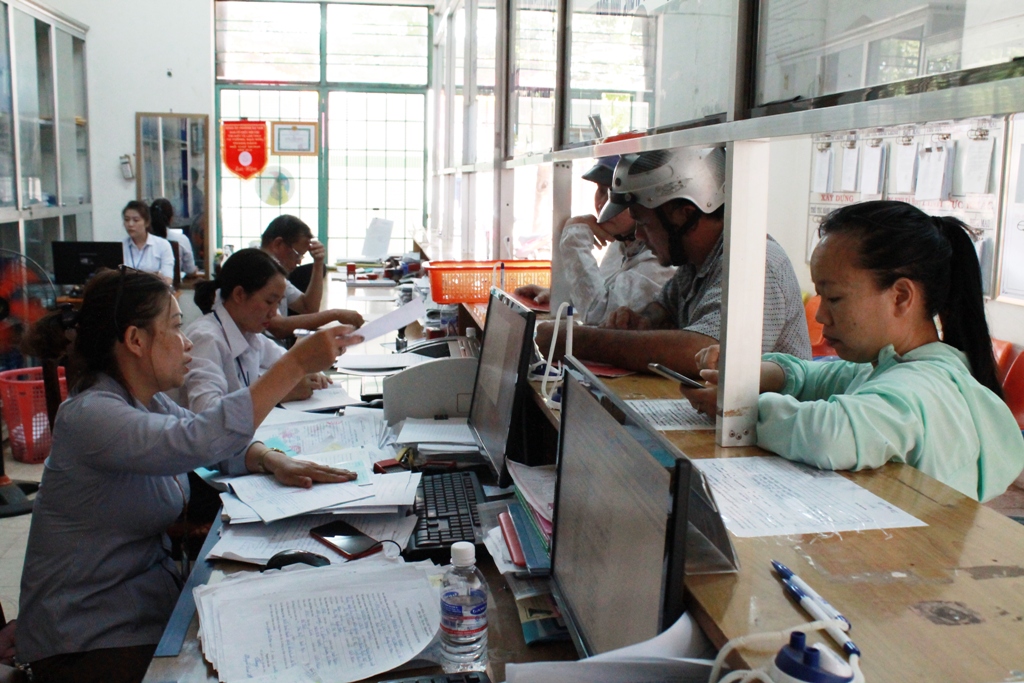 Người dân làm thủ tục hành chính tại UBND phường Ea Tam (TP. Buôn Ma Thuột).