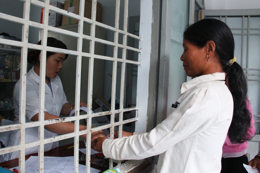 Người dân đăng ký dịch vụ khám chữa bệnh tại Trạm Y tế xã Yang Tao (huyện Lắk).
