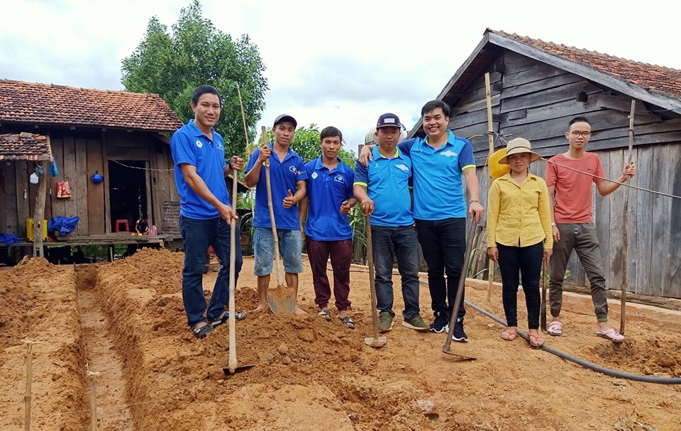 Đoàn viên, thanh niên hỗ trợ xây dựng Nhà nhân ái cho anh Phủng Dấu Lẹng (thôn 9, xã Cư K’bang). 