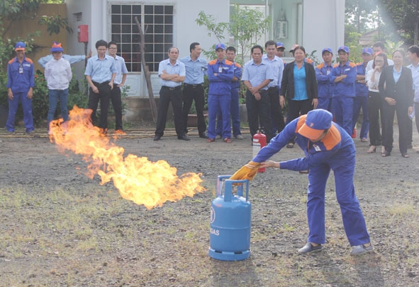 Cán bộ, công nhân viên Công ty Xăng dầu Nam Tây Nguyên thực tập cách xử lý bình gas đang cháy. 