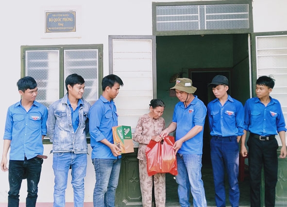 Đoàn viên thanh niên xã Cư Kty tặng quà cho cụ Phạm Thị Nho, gia đình chính sách ở thôn 3.  