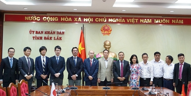 Các thành viên trong Đoàn công tác cảu Nhật Bản chụp hình lưu niệm cùng lãnh đạo UBND tỉnh Đắk Lắk.