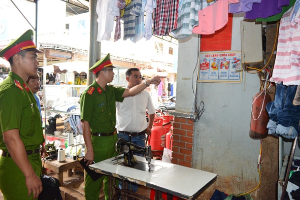 Tiêu lệnh chữa cháy, ổ cắm điện tại chợ Phước An được tận dụng để treo quần áo.