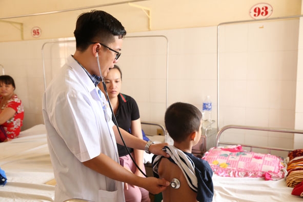 Trẻ bị bệnh tiểu đường đang điều trị tại Bệnh viện Đa khoa vùng Tây Nguyên. 