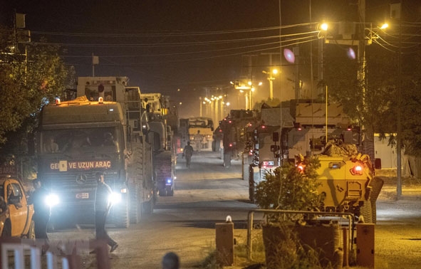 Đoàn xe quân sự của Thổ Nhĩ Kỳ di chuyển gần thị trấn Akcakale thuộc tỉnh Sanliurfa, hướng tới biên giới Syria, ngày 8-10-2019.