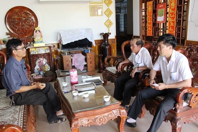 Cán bộ Chi cục Thuế huyện Krông Pắc đối thoại tại trụ sở người nộp thuế trên địa bàn