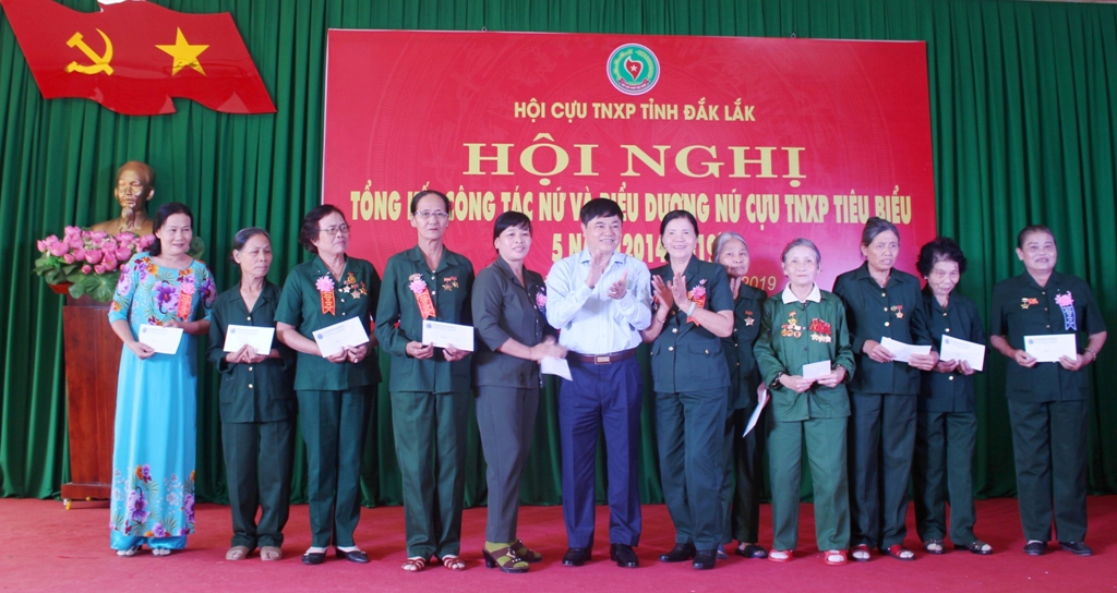 Đồng chí Phạm Minh Tấn và lãnh đạo Hội Cựu TNXP tỉnh trao quà tặng các hội viên nữ có hoàn cảnh khó khăn