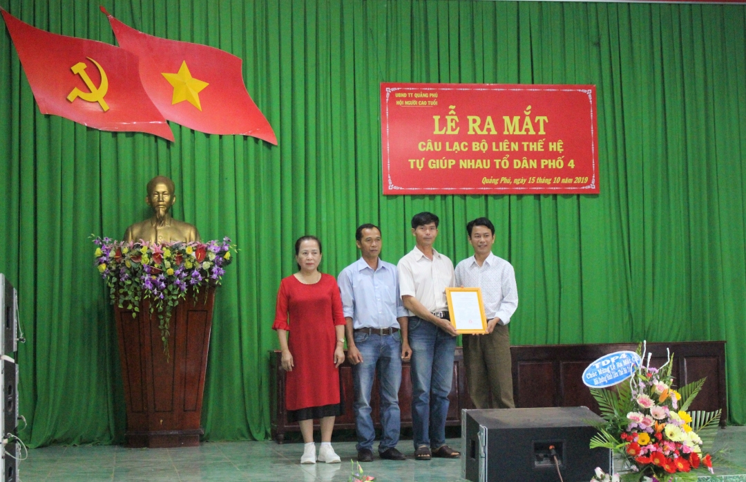 Trao quyết định thành lập câu lạc bộ liên thế hệ tự giúp nhau tổ dân phố 4 (thị trấn Quảng Phú)