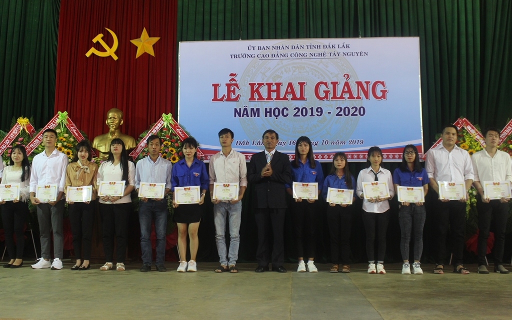 Trao Giấy khen và phần thưởng tặng học sinh giỏi năm học 2018 - 2019.