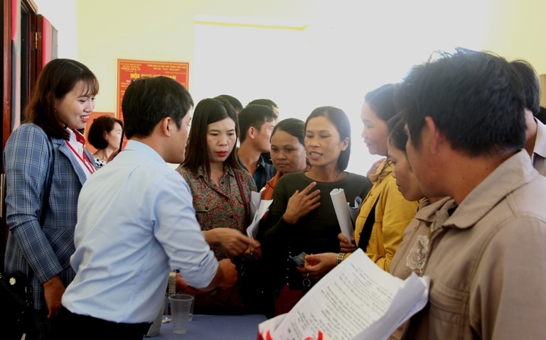 Người dân trên địa bàn huyện MĐrắk tìm hiểu các thông tin về xuất khẩu lao động tại chương trình.