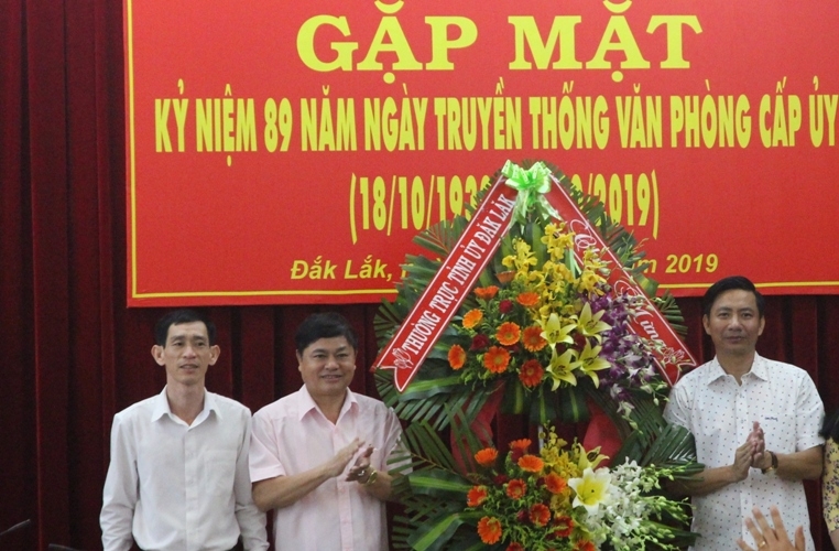 Phó Bí thư Thường trực Tỉnh ủy Phạm Minh Tấn tặng hoa chúc mừng Văn phòng Tỉnh ủy tại buổi gặp mặt.