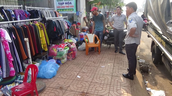 Tổ trật tự đô thị phường Tự An nhắc nhở các hộ buôn bán lấn chiếm lề đường trước cổng Bệnh viện Đa khoa vùng Tây Nguyên. 